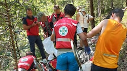 Die Bergrettung Schwaz beim Einsatz für einen kollabierten Wanderer in der Wolfsklamm vor wenigen Tagen. (Bild: zoom.tirol, Krone KREATIV)