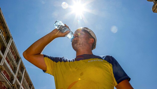 Bis zu vier Liter Wasser trinken die Arbeiter täglich. (Bild: Markus Tschepp)