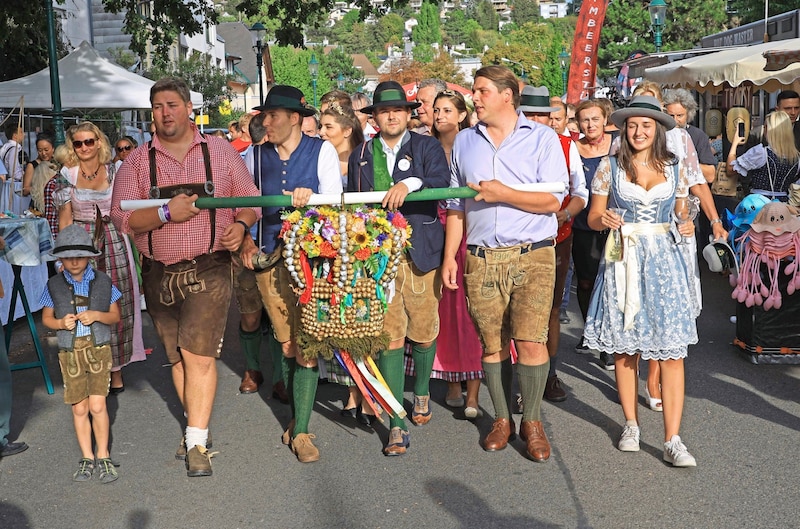 Höchst Zeit, wieder die Dirndlkleider und Lederhosen für den Neustifter Kirtag hervorzuholen. (Bild: Tomschi Peter/KRONEN ZEITUNG)