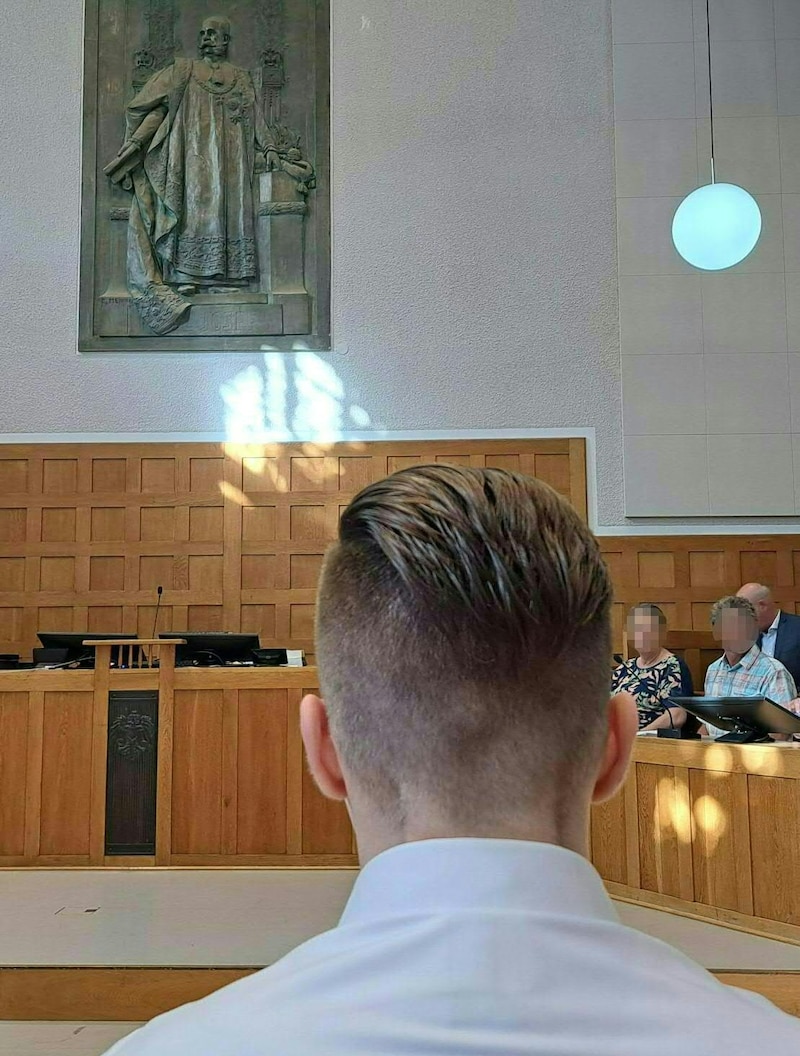 The defendant (28) before the regional court in Feldkirch (Bild: APA/JOCHEN HOFER)