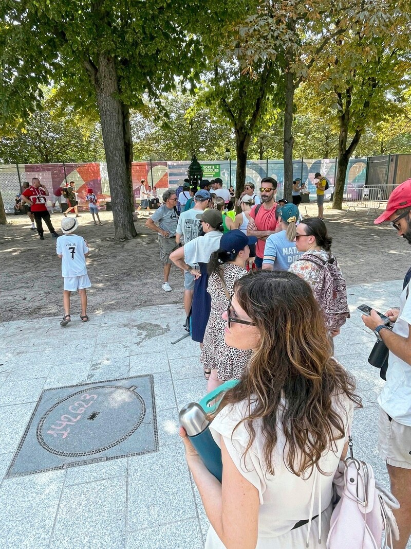 Bitte warten: Die Schlange vor dem Trinkbrunnen. (Bild: Florian Gröger)