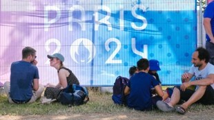 Im Schatten hinter den Tribünen ruhen sich die Fans aus. (Bild: AP ( via APA) Austria Presse Agentur/Copyright 2024 The Associated Press. All rights reserved)