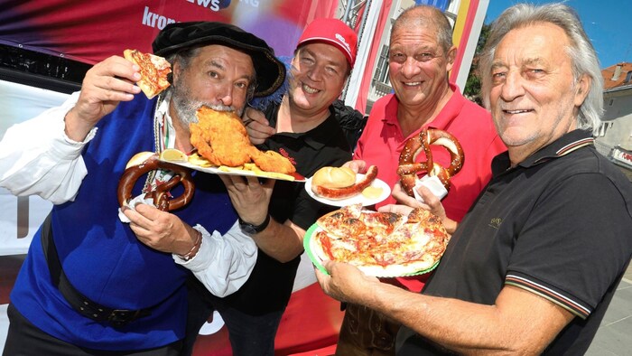 Schnitzel, Bratwurst, Pizza, aber auch Fisch und Likör-Cocktails gibt es auf dem Neuen Platz ...