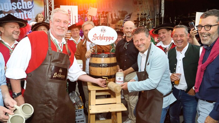 Traditionell wird zur Eröffnung des Altstadtzaubers ein Fass Bier angeschlagen.