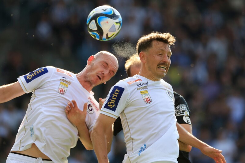 Wimmer (right) is still in contact with Austria Klagenfurt's Wernitznig. (Bild: GEPA/GEPA pictures)