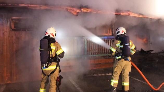 The snack bar burned down completely. (Bild: Krone KREATIV/FF Wals-Siezenheim)