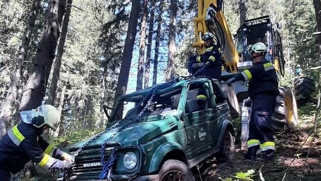 The car involved in the accident was recovered using a walking excavator. (Bild: FF Vordernberg)