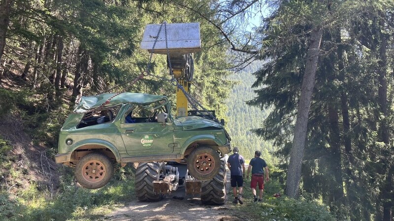 Eine zufällig anwesende Baufirma half bei der Bergung des Wracks. (Bild: FF Vordernberg)