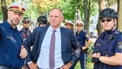 Innenminister Gerhard Karner (Mitte) besuchte die Fahrradpolizei. (Bild: BMI/Karl Schober)