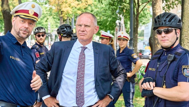 Interior Minister Gerhard Karner (center) visited the bicycle police. (Bild: BMI/Karl Schober)