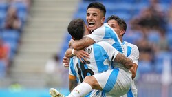 Thiago Almada jubelt über das Führungstor. (Bild: AP)