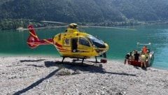 Der Rettungshelikopter war auf einer nahen Schotterbank gelandet. (Bild: zoom.tirol)