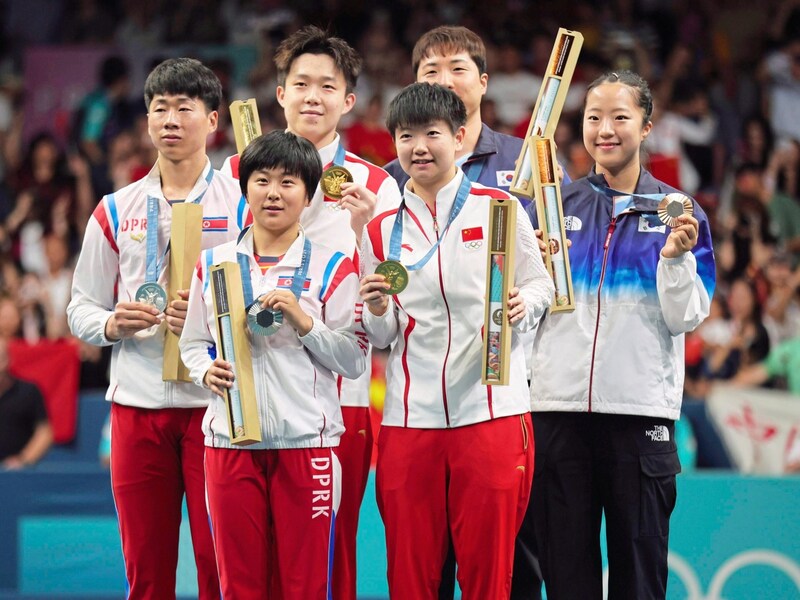 Wang Chuqin posed for photos with Sun Yingsha, and then he saw the final. (Bild: EPA)