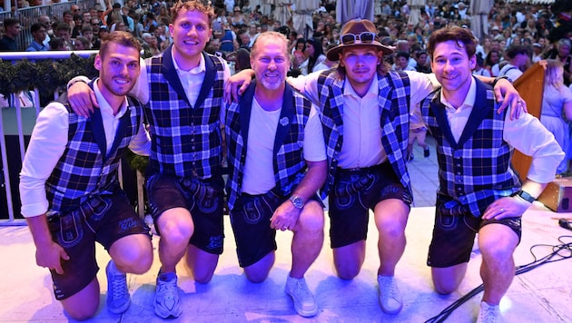 Die VSV-Neuzugänge Thomas Vallant, Guus van Nes, Nikita Scherbak und Max Coatta (von links) mit Trainer Tray Tuomie (Mitte). (Bild: F. Pessentheiner)