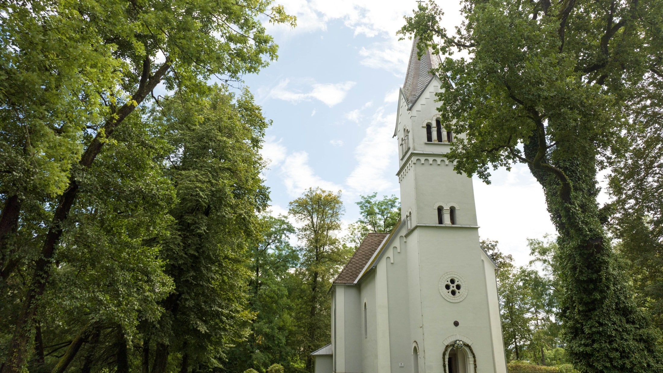 Gottscheer Gedächtnisstätte beim Schloss Krastowitz: Die Filialkirche St. Ulrich wurde 1962 von der Gottscheer Landsmannschaft übernommen. (Bild: Dieter Kulmer Gottscheer Landsmannschaft)