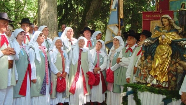 Alljährlich pilgern die Gottscheer in ihren Trachten zur Schutzmantelmadonna nach Krastowitz. (Bild: Gottscheer Landsmannschaft)