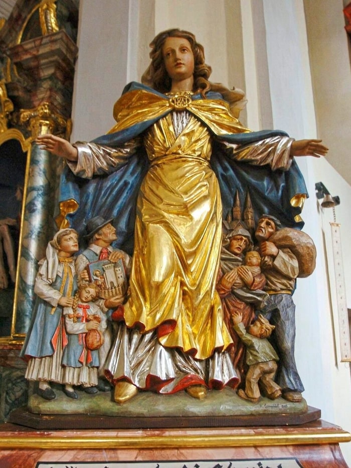 The protective mantle Madonna, created by Konrad Campidell, in the memorial in Krastowitz.