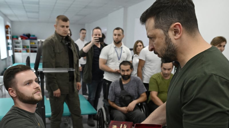 Ukrainian President Volodymyr Zelensky honors soldiers. (Bild: AFP/Genya Savilov)