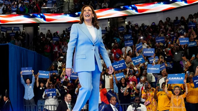 Kamala Harris has sparked a new enthusiasm among Democrats. (Bild: AP/John Bazemore)