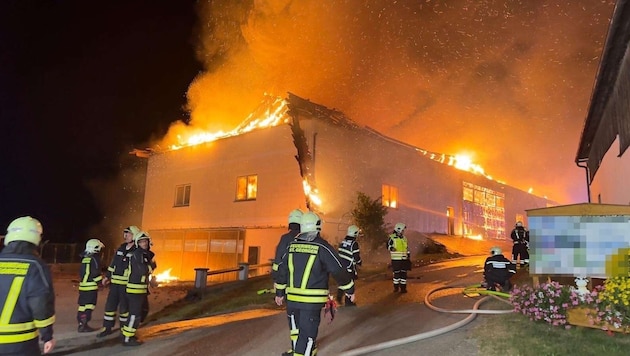 The farm building of a farm was on fire in St. Georgen on Tuesday. (Bild: DOKU-NÖ)