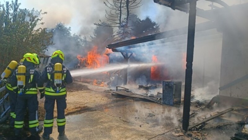 Zahlreiche Florianis kämpften gegen die Flammen (Bild: Feuerwehr Strasshof an der Nordbahn)