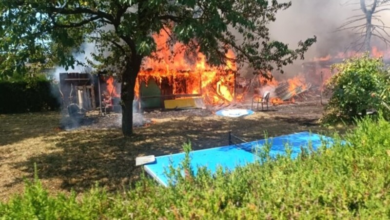 Einfamilienhaus in Strasshof an der Nordbahn stand in Flammen. (Bild: Feuerwehr Strasshof an der Nordbahn)