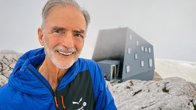 Fritz Macher von der Alpenvereinssektion Austria vor der Seethalerhütte, die zweifellos zu den modernsten Schutzbauten Österreichs zählt  (Bild: Wallner Hannes)