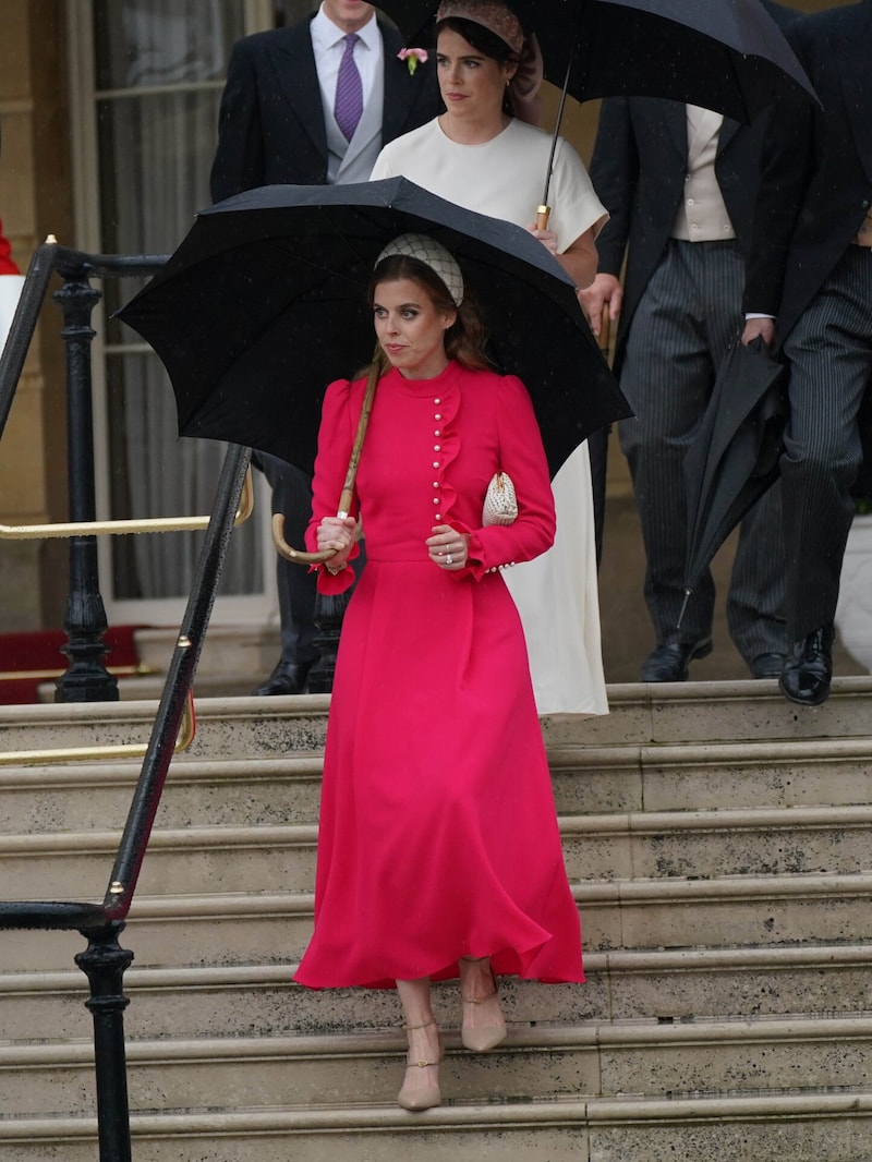 ... and in an elegant red outfit at the King's Royal Garden Party. (Bild: www.viennareport.at/Yui Mok / Avalon)