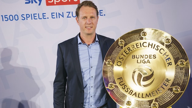 Sky Managing Director Michael Radelsberger already had his hands on what twelve clubs will be chasing by May 2025: the Austrian Champions Plate. (Bild: Sky/Christian Hofer)