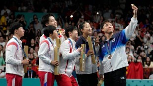 Lim Jonghoon (r.) posiert mit Kontrahenten aus Nordkorea und China.