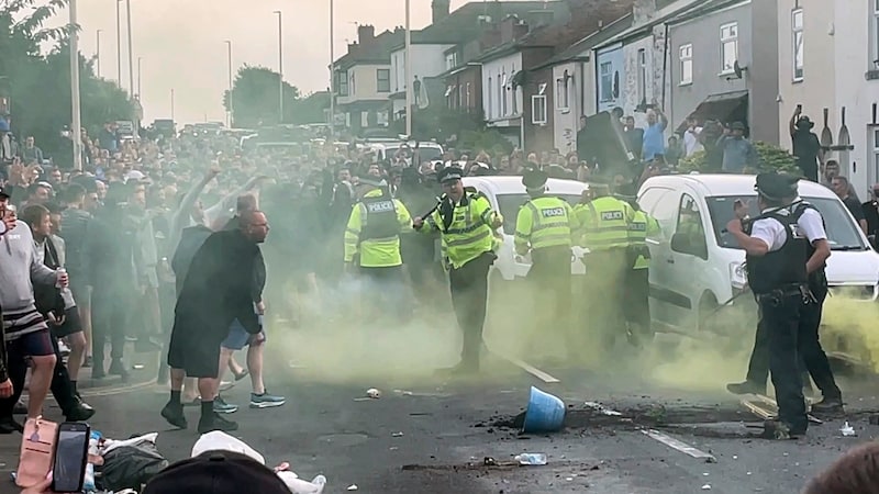 Krawalle nach dem letzten Messerangriff in Großbritannien, bei dem drei Kinder getötet wurden (Bild: AP)