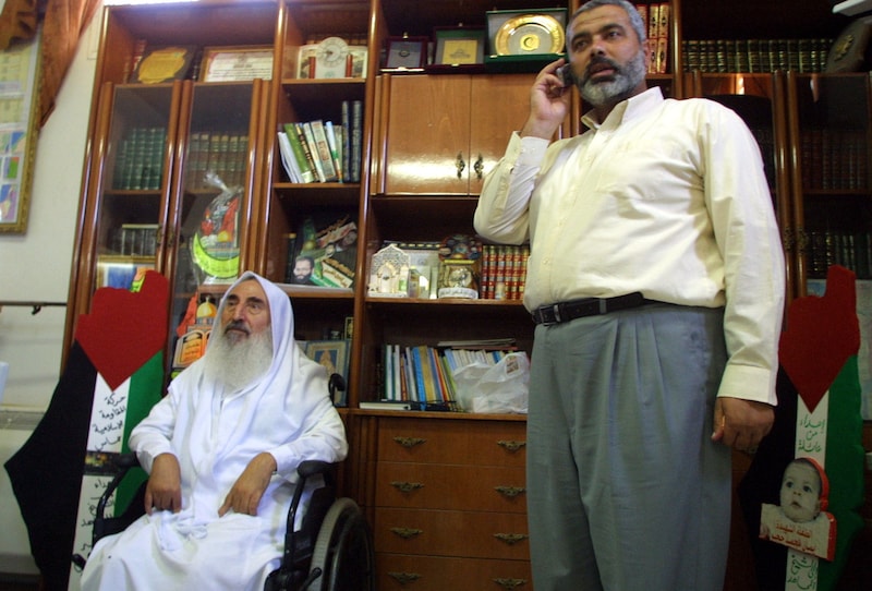 Haniyeh with his mentor Sheikh Yassin in 2002. (Bild: AFP/Fayez Nureldine)