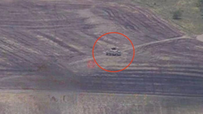 Auf einem Feld unweit von der Front bei Charkiw machte eine ukrainische Aufklärungseinheit die ...