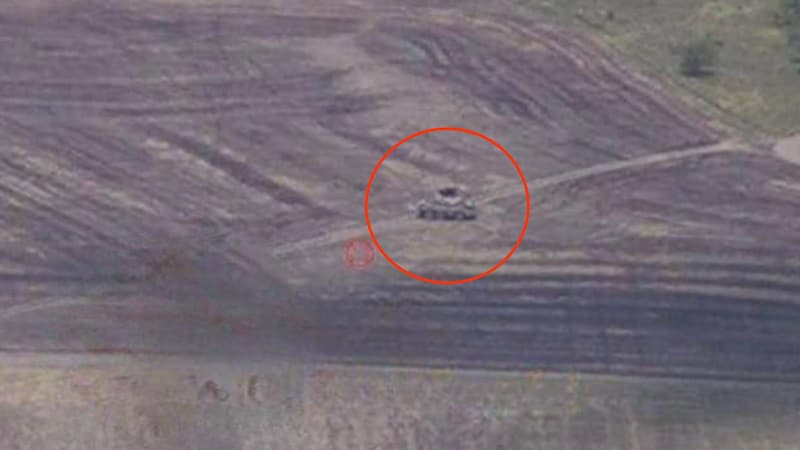 A Ukrainian reconnaissance unit made the explosive discovery in a field not far from the front line near Kharkiv. (Bild: OSINT, Krone KREATIV)