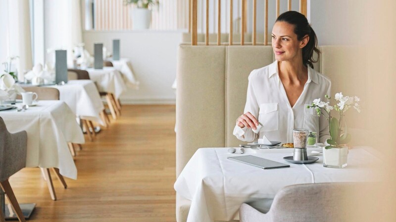 Nutrition is the key to well-being and health. Taking time to eat is easier in a stylish ambience than in everyday life. (Bild: VIVAMAYR Maria Wörth)