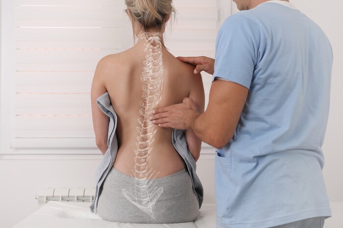 Ein Physiotherapeut kann Wirbelblockaden lösen und Schmerzlinderung verschaffen. 