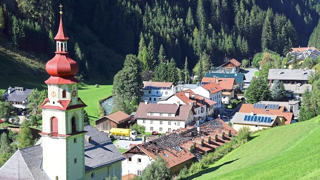 The Weißes Rössl (now with a destroyed roof) has stood next to the church for centuries. But for how much longer? (Bild: Birbaumer Christof)