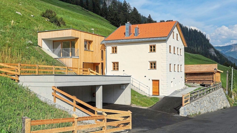 For heritage conservationist Neumann, the former Widum in Spiss is a successful example of how old buildings can be adapted for a new use. The project also won an award this year. (Bild: NHT/Pauli)