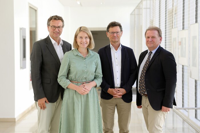 OÖG board member Franz Harnoncourt, Deputy Governor Christine Haberlander, head physician Gerald ...