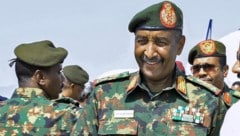 General Abdel Fattah al-Burhan, Machthaber des Sudan, überlebte einen Anschlag. (Bild: AFP)