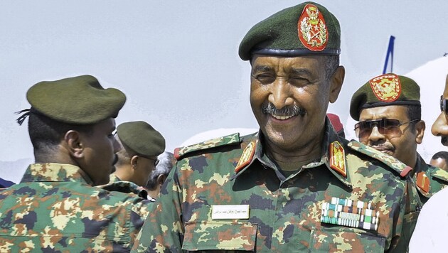 General Abdel Fattah al-Burhan, Sudan's ruler, survived an attack. (Bild: AFP)