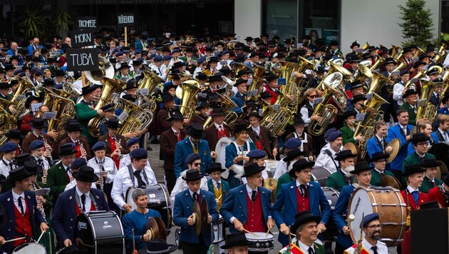 Aufmarsch der Blaskapellen: Am 25. August wird das Rheinufer Schauplatz des größten Blasmusikkonzertes, das die Welt bis jetzt gesehen hat. (Bild: Gemeindemusik Götzis. )