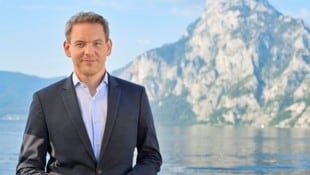 Keine Zeit zum Baden: Martin Thür bittet ab Montag, 5. 8., am Ufer des Traunsees zum Gespräch. (Bild: ORF/Thomas Ramstorfer)