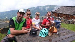 E-Biker und Musikant Franz Posch (re.) in fröhlicher Runde auf der Roaneralm.
