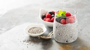 Wer will, kann in den Chia-Pudding auch noch eine zerquetschte Banane einrühren. (Bild: fahrwasser - stock.adobe.com)