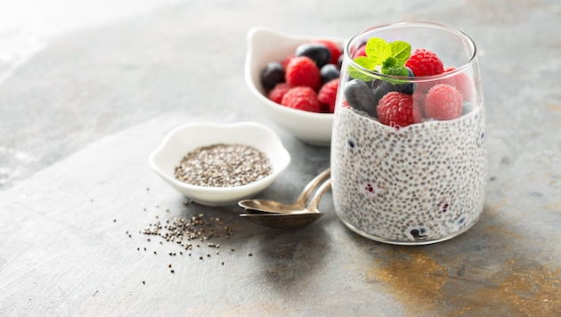 Wer will, kann in den Chia-Pudding auch noch eine zerquetschte Banane einrühren. (Bild: fahrwasser - stock.adobe.com)