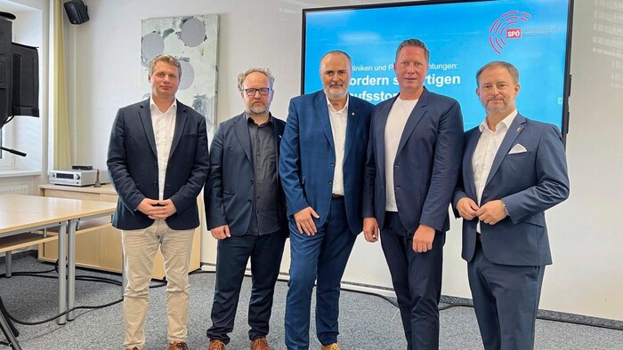 Doskozil, Hoffmann and Fürst (from left to right) agree with trade unionist Mjka and Group Works Council Chairman Steer: "The sell-off of healthcare must be stopped."