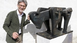 Martin Hochleitner, Direktor des Salzburg Museum, enthüllte die Plastik von Lehmann (Bild: Tschepp Markus)