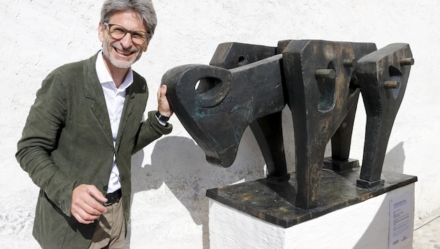 Martin Hochleitner, Direktor des Salzburg Museum, enthüllte die Plastik von Lehmann (Bild: Tschepp Markus)