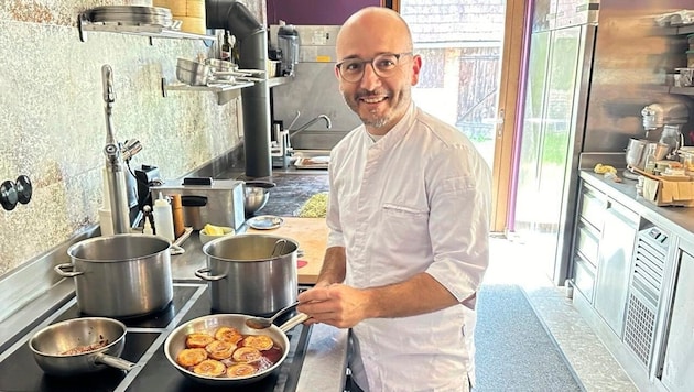 Philipp Kroboth in der Küche seines neuen Restaurants  (Bild: Christian Schulter)